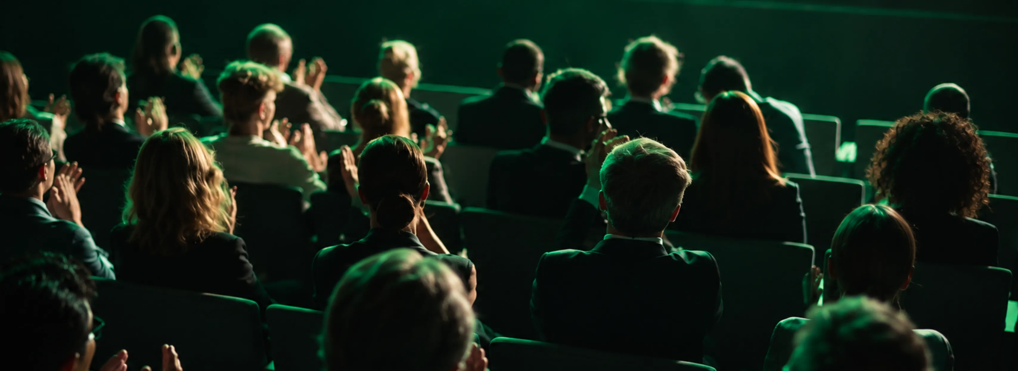 Plateia aplaudindo em um auditório