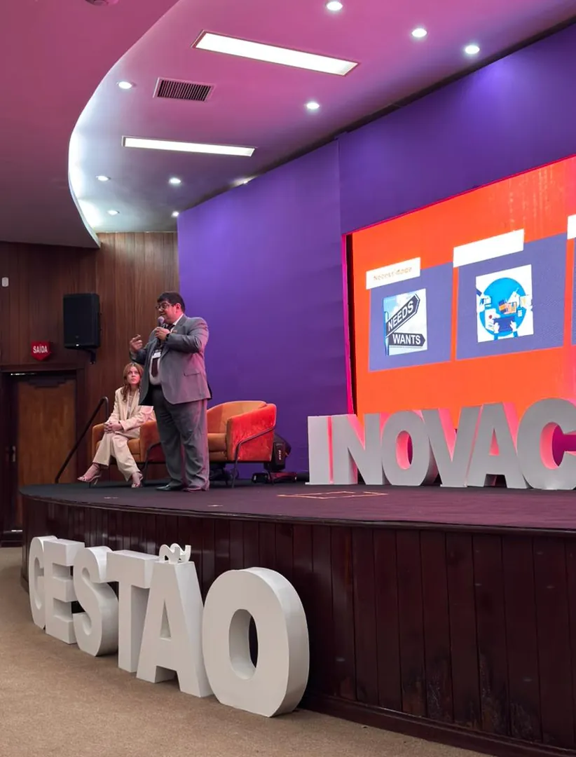 Paulo Silva palestrando em evento sobre inovação e gestão