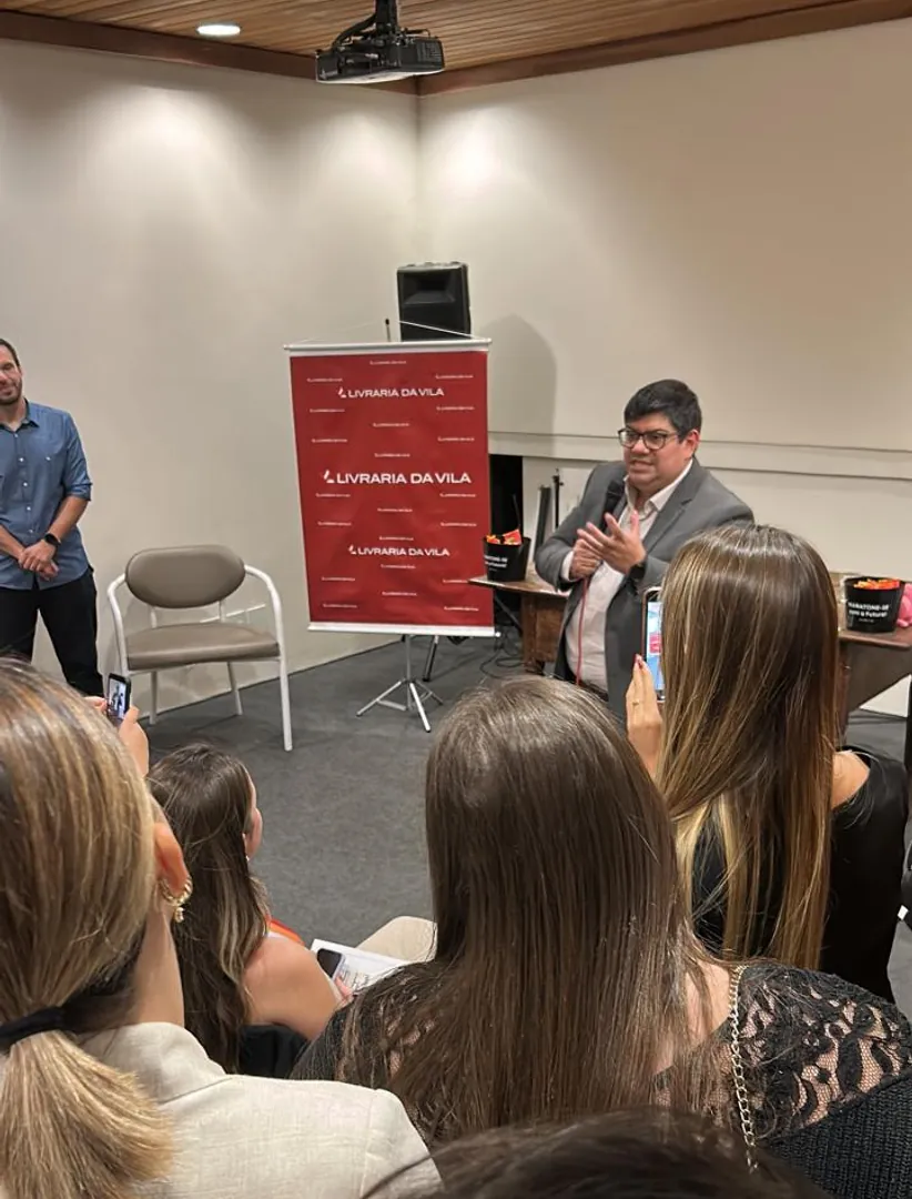 Paulo Silva conversando com profissionais